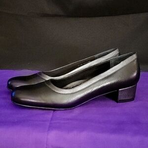 Trotters Black and Pewter Leather Pumps 9.5N
